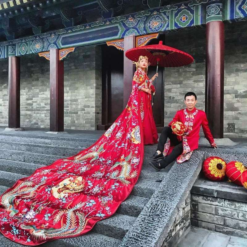 A couple taking engagement photos on the Xi’an City Wall.
