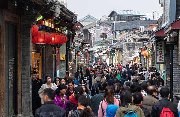 How to Cope with Huge Crowds While Traveling in China