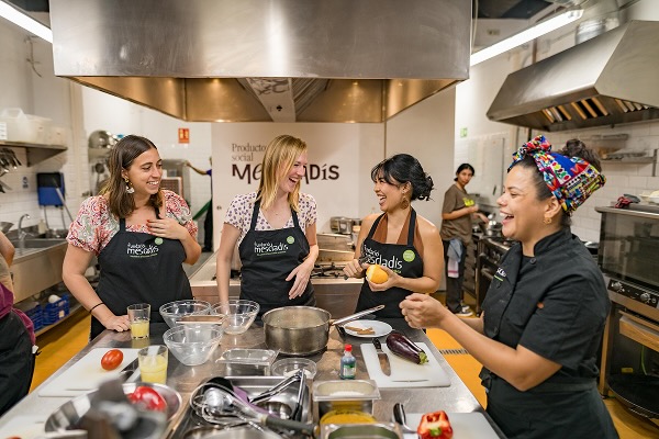 A group of tourists at a Spanish cooking class