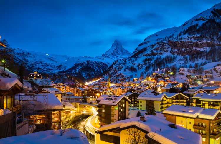 Village alpin de nuit - se préparer aux sports d'hiver